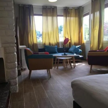 Au Charme Du Lac 2 Bed and Breakfast Forges-les-Eaux