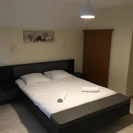 Au Charme Du Lac 2 Bed and Breakfast *
